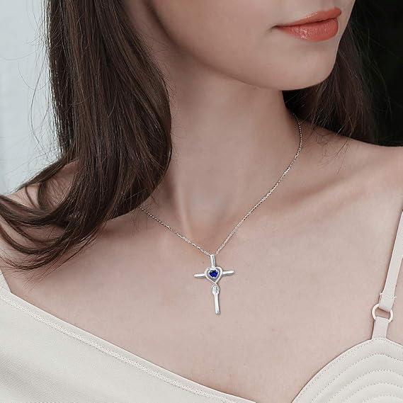 Collier croix en pierre de cœur saphir en or blanc