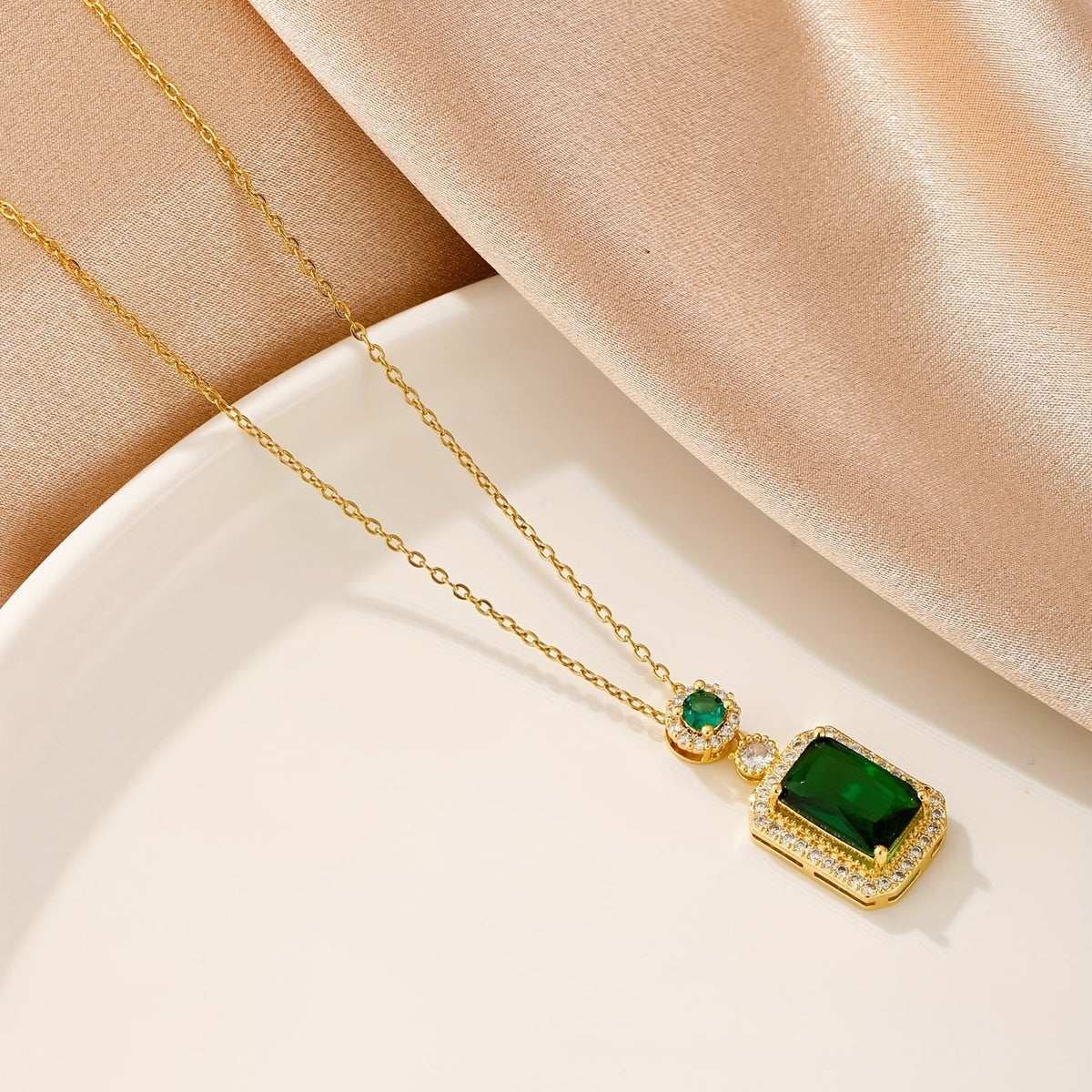Collier Greta avec pierre d'émeraude en or