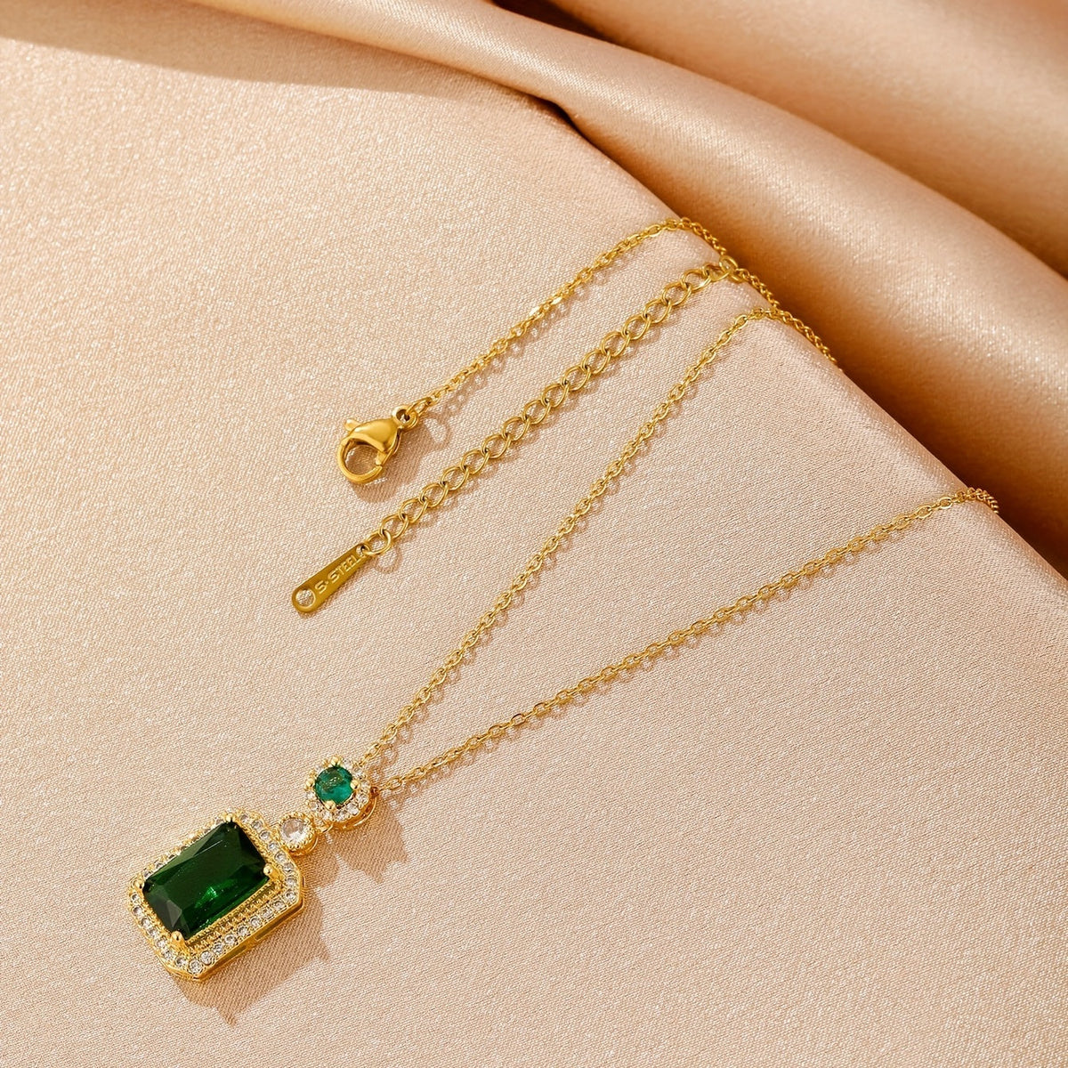 Collier Greta avec pierre d'émeraude en or