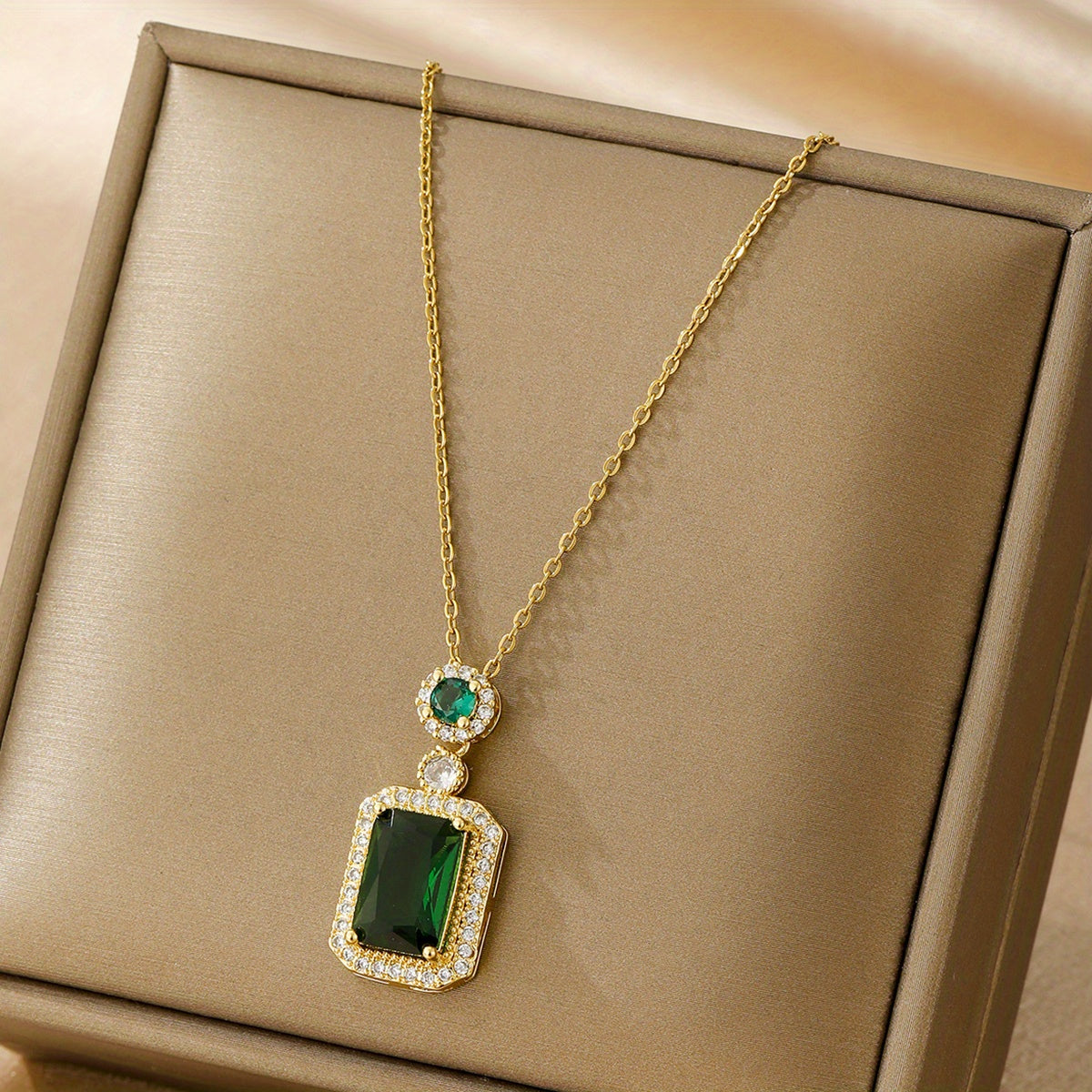 Collier Greta avec pierre d'émeraude en or
