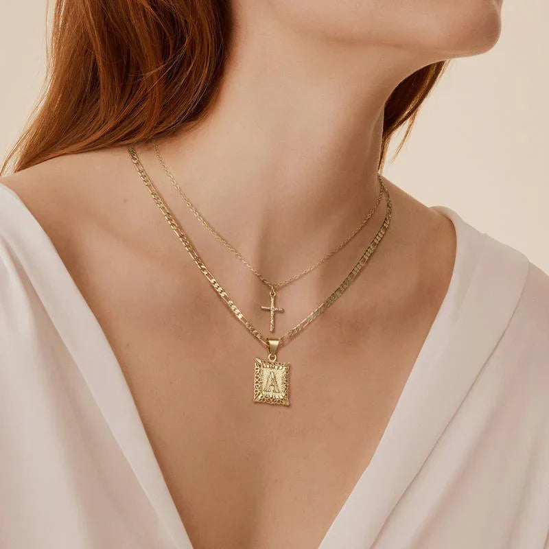 Collier initial croisé en or