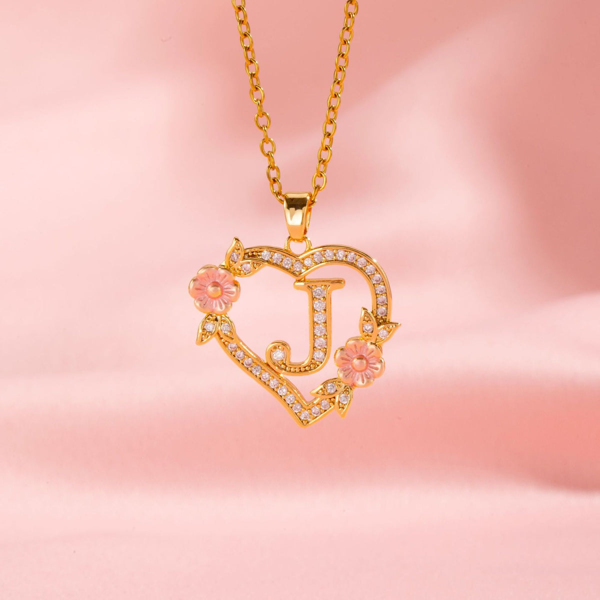 Collier initiale charme floral en or