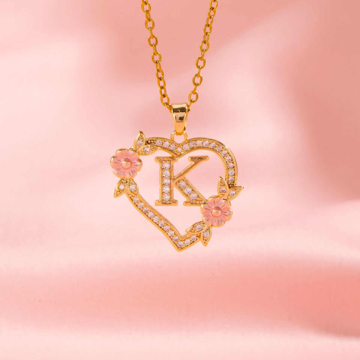 Collier initiale charme floral en or