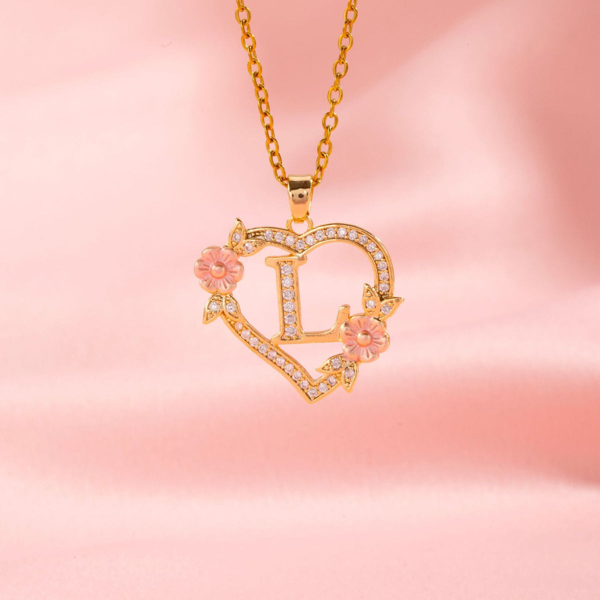 Collier initiale charme floral en or