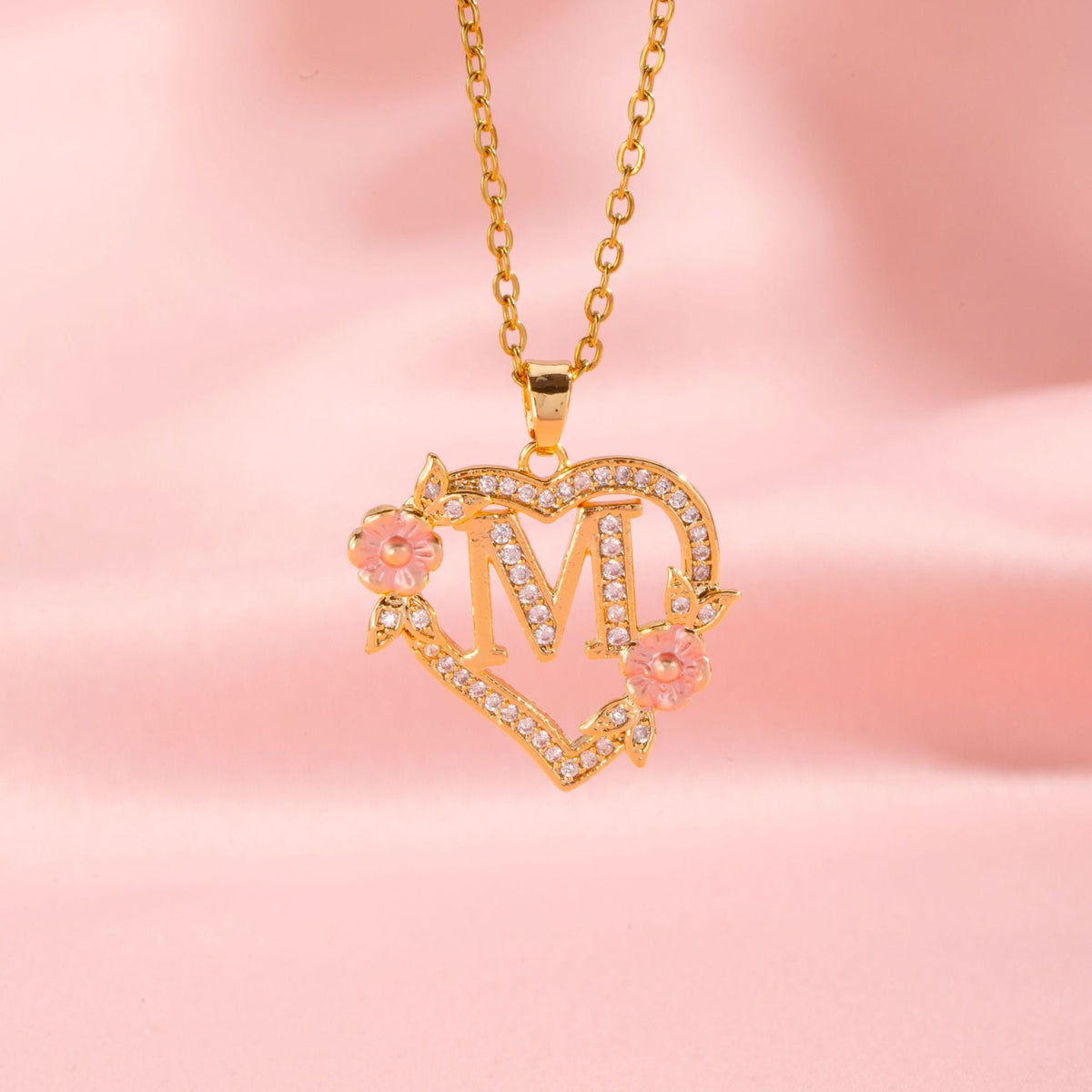 Collier initiale charme floral en or