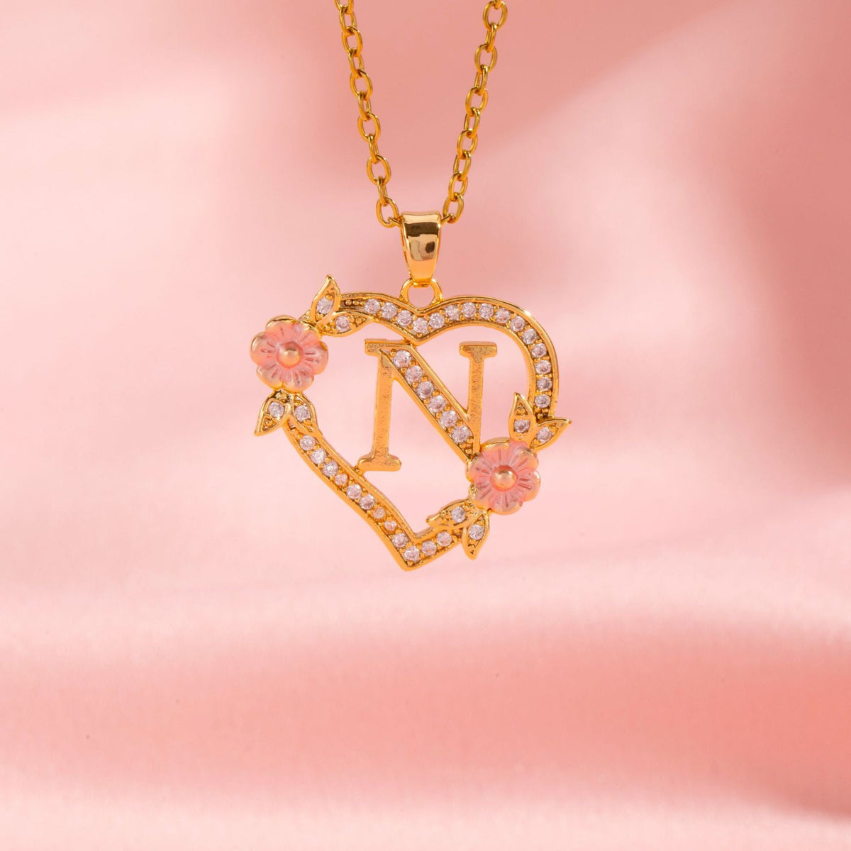 Collier initiale charme floral en or