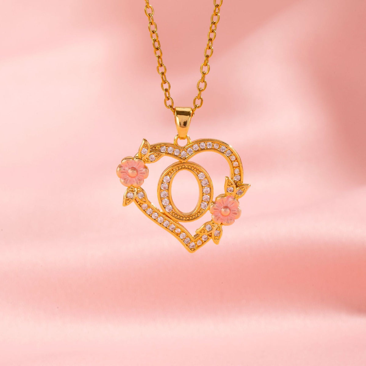 Collier initiale charme floral en or