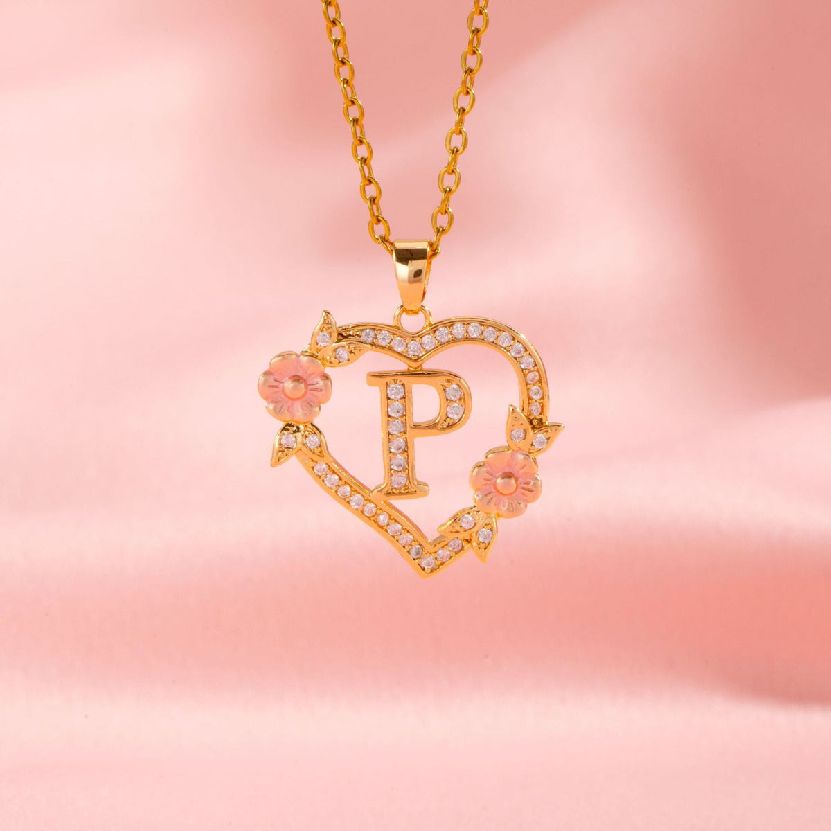 Collier initiale charme floral en or