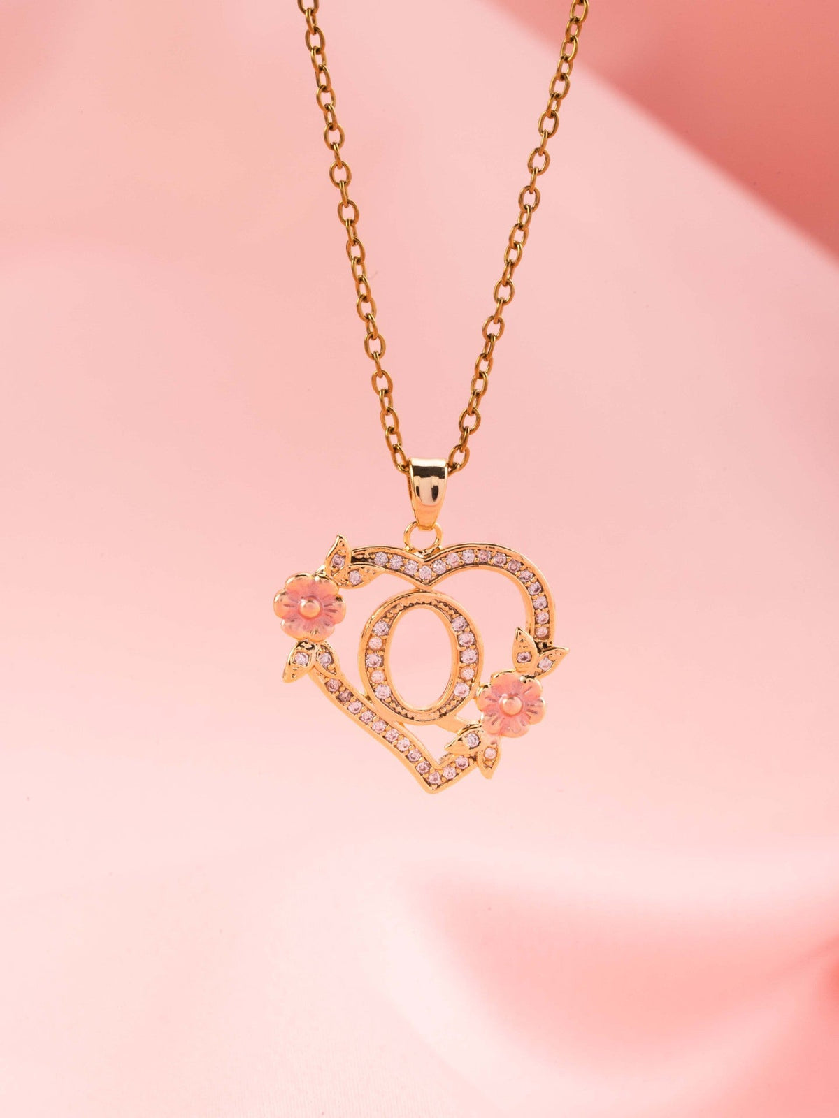 Collier initiale charme floral en or