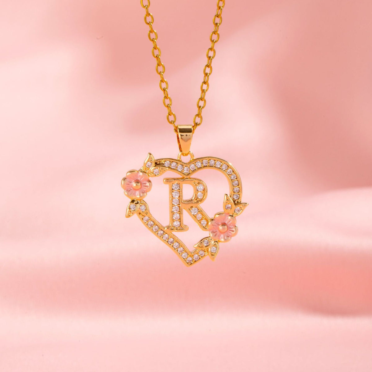 Collier initiale charme floral en or