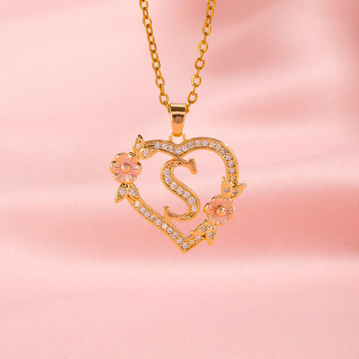 Collier initiale charme floral en or