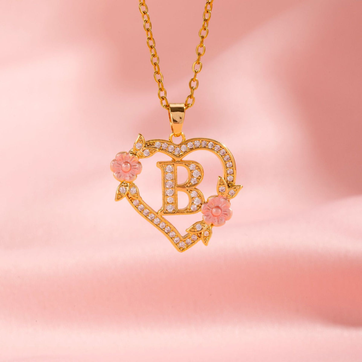 Collier initiale charme floral en or