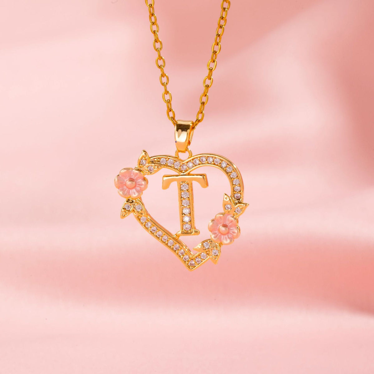 Collier initiale charme floral en or