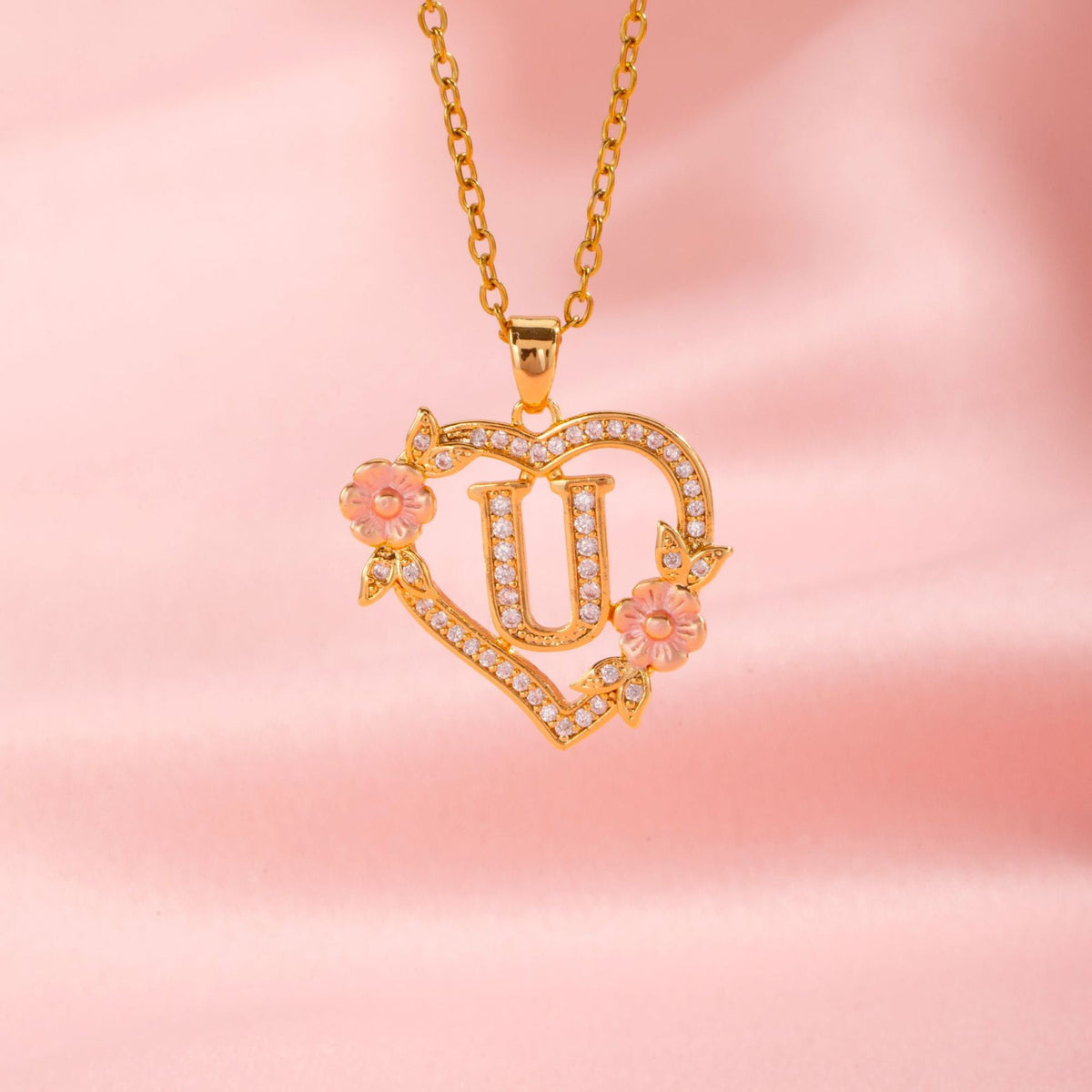 Collier initiale charme floral en or