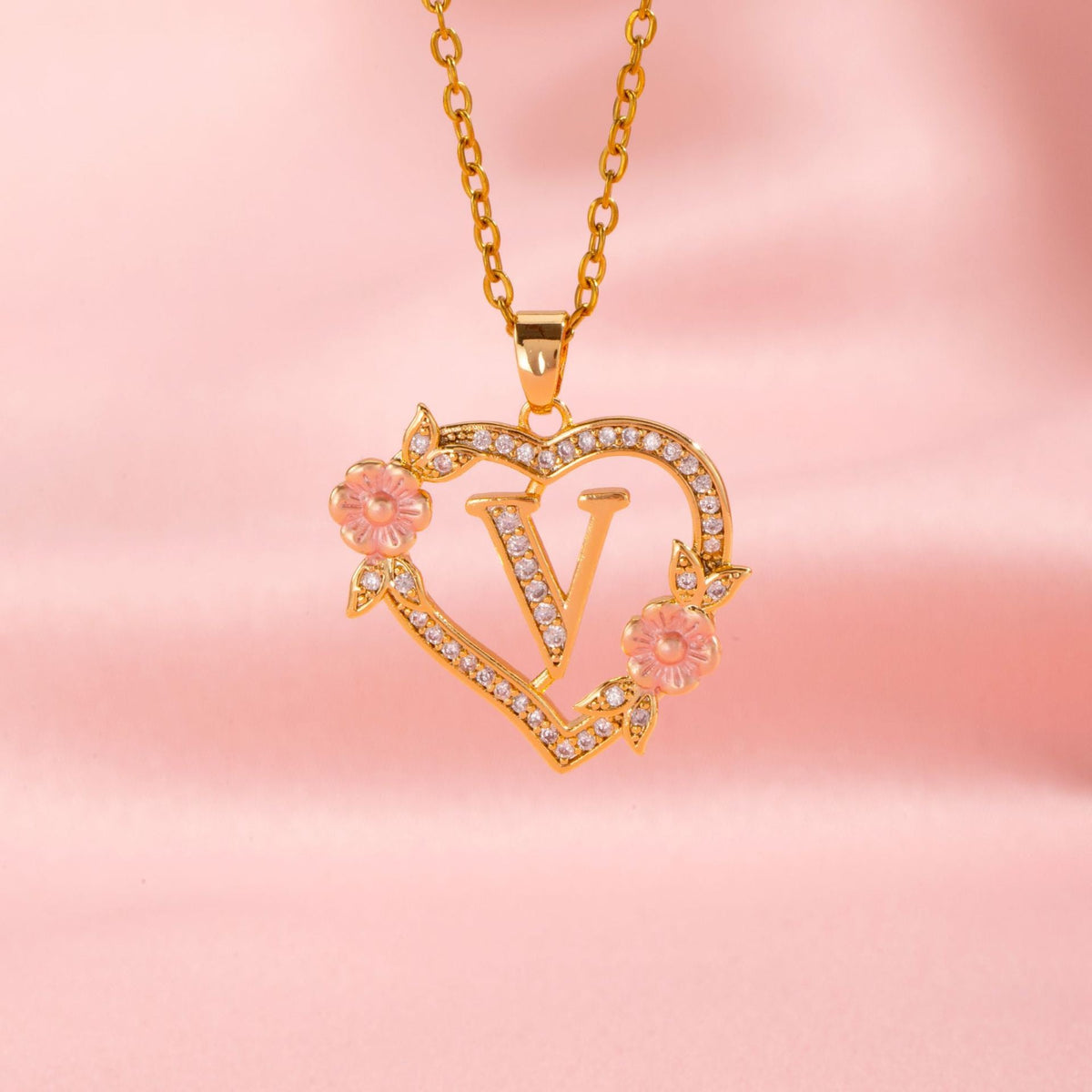 Collier initiale charme floral en or