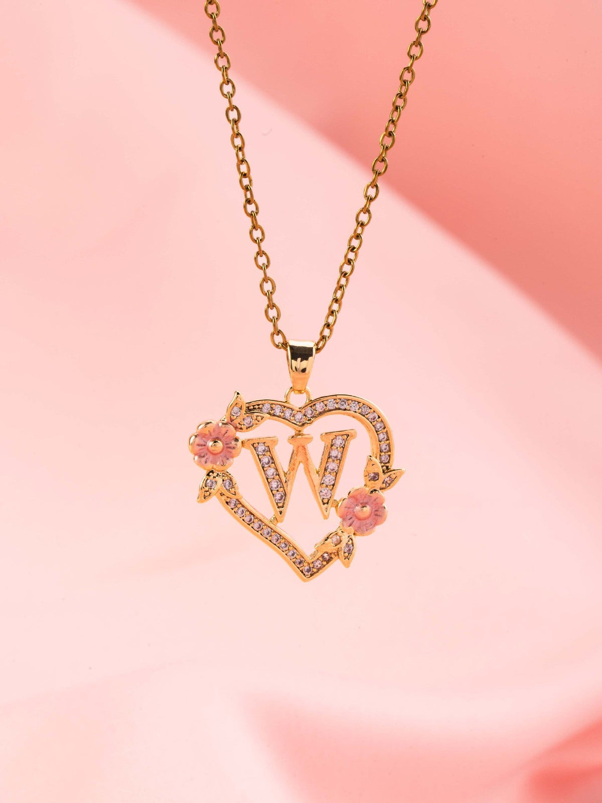 Collier initiale charme floral en or