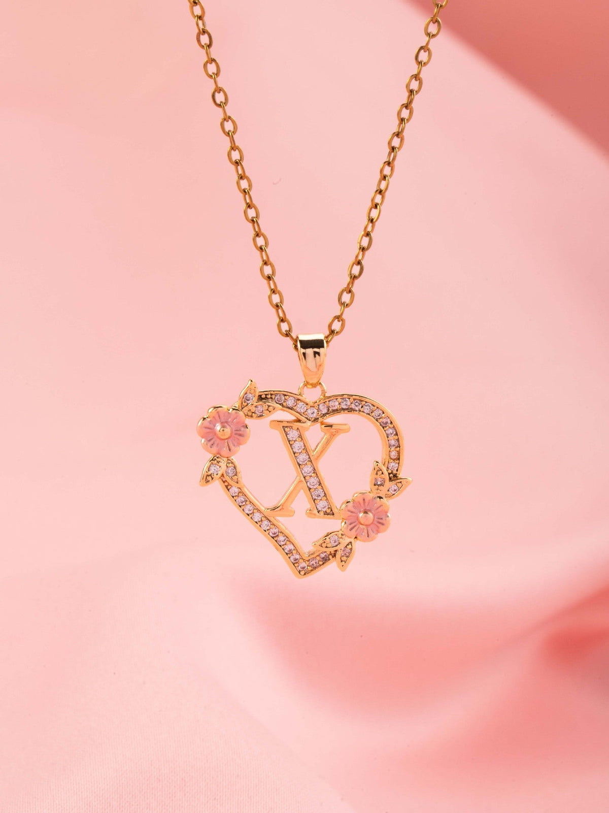 Collier initiale charme floral en or