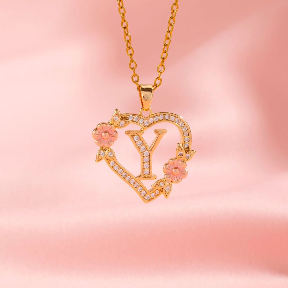 Collier initiale charme floral en or