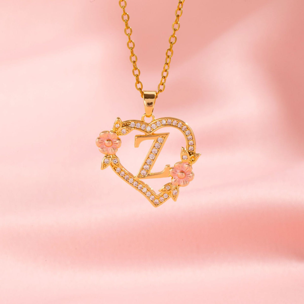 Collier initiale charme floral en or