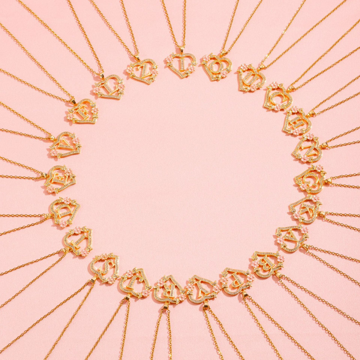 Collier initiale charme floral en or