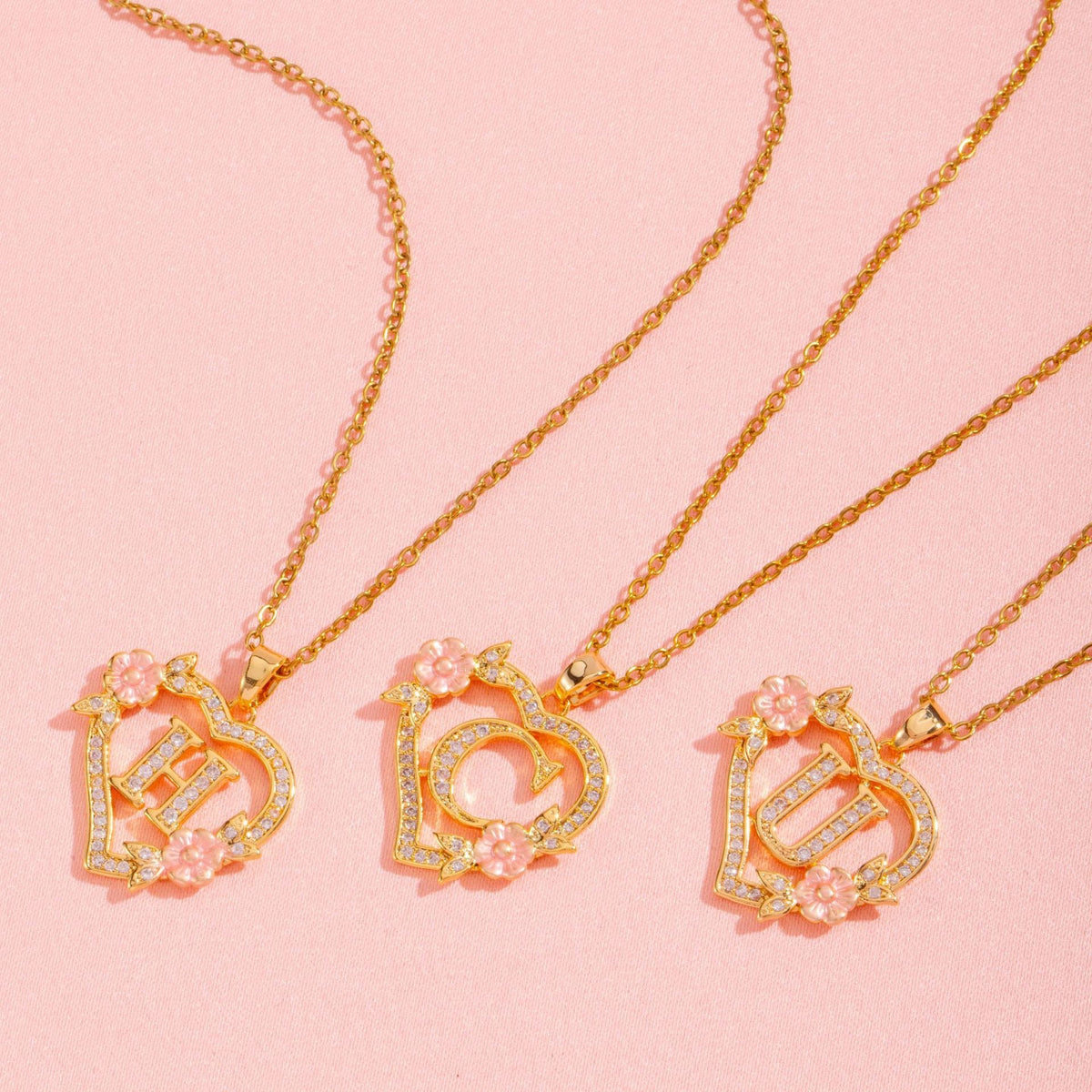 Collier initiale charme floral en or