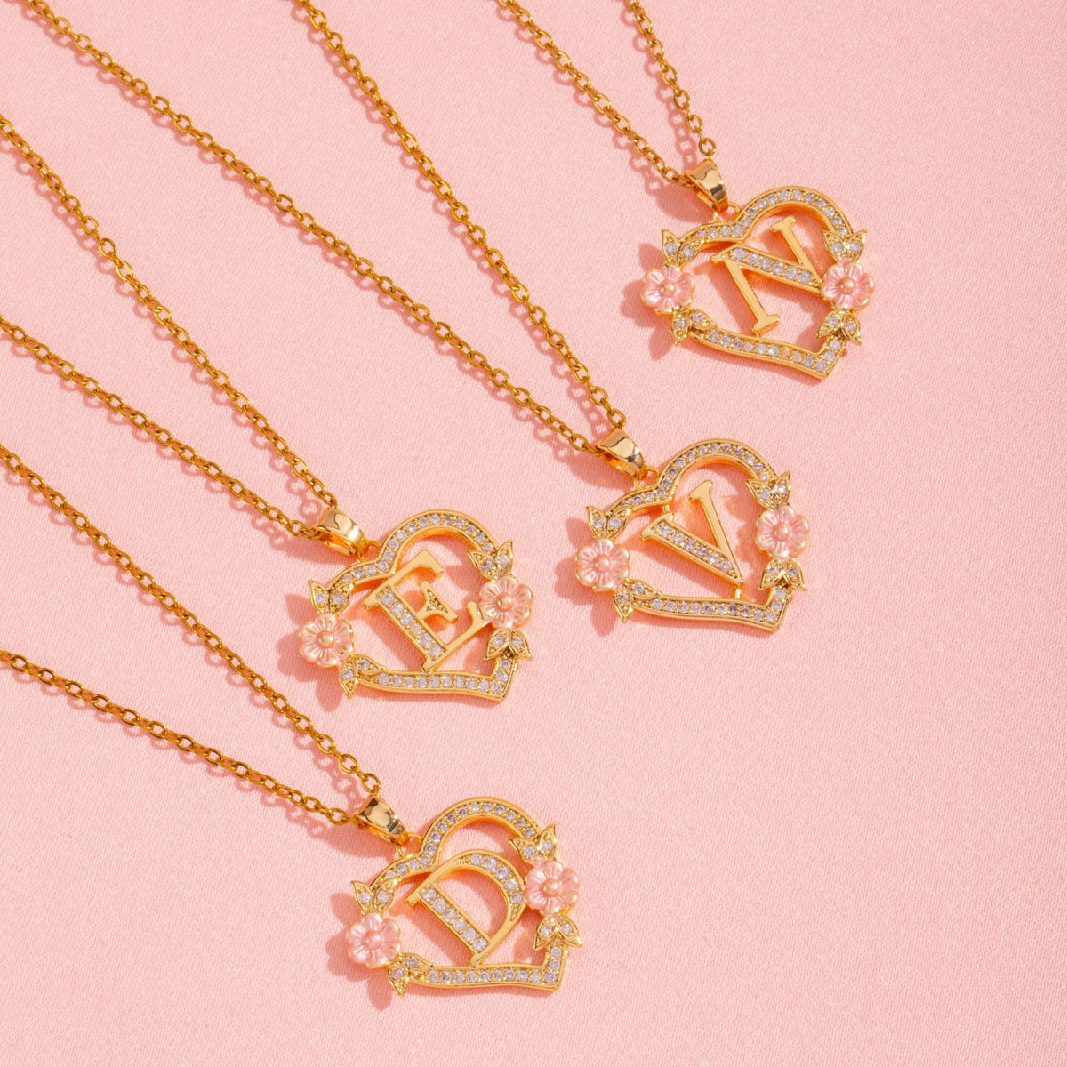 Collier initiale charme floral en or