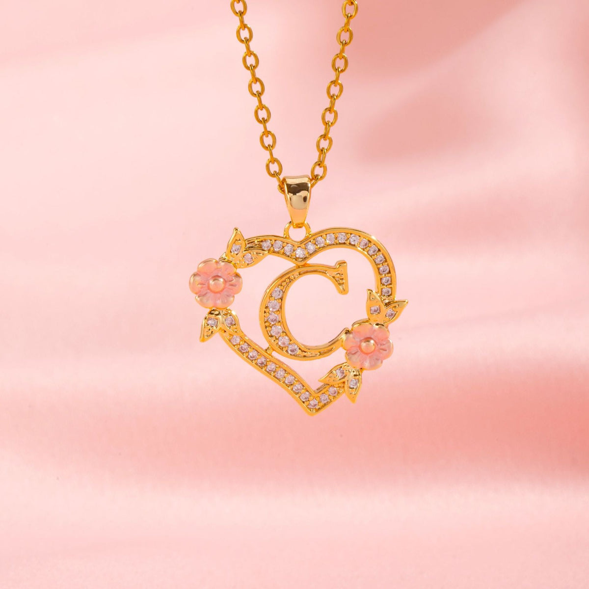 Collier initiale charme floral en or