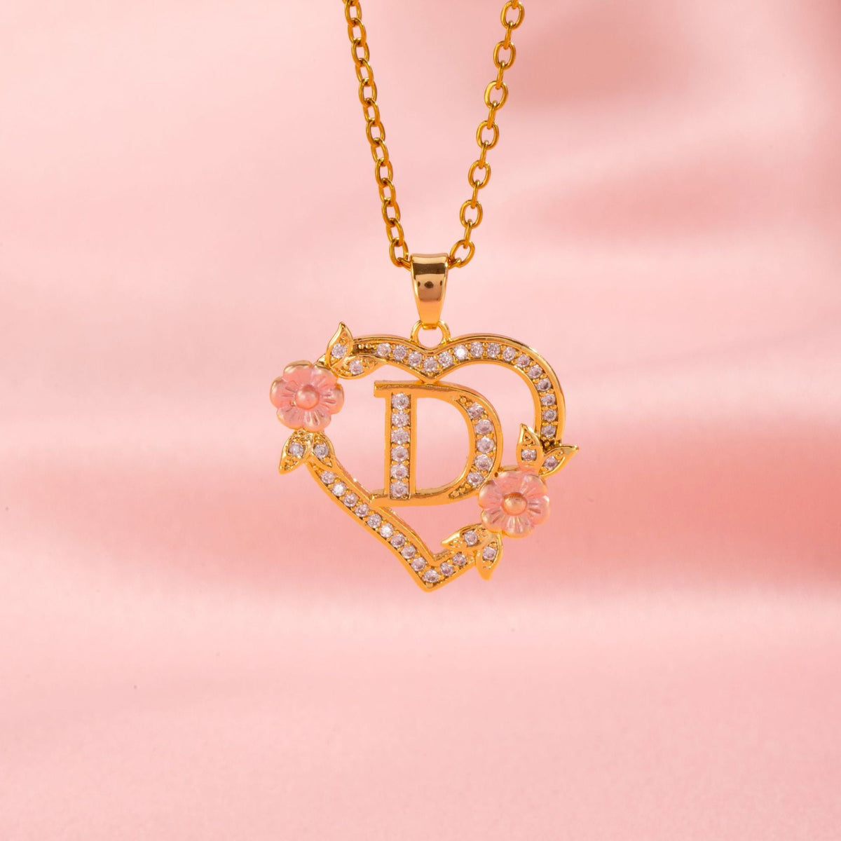 Collier initiale charme floral en or