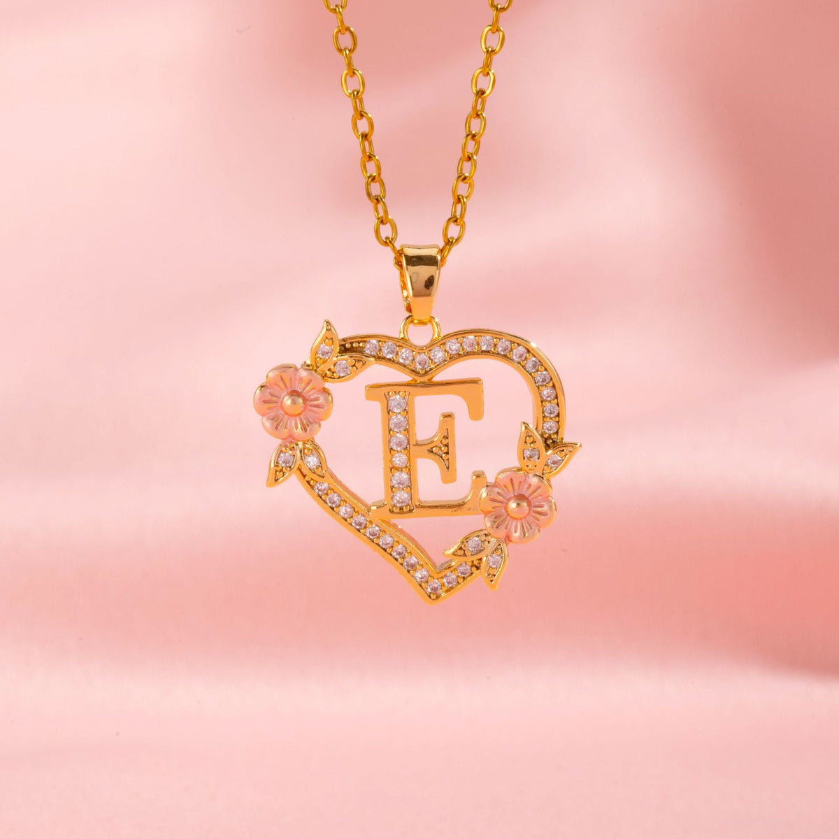 Collier initiale charme floral en or