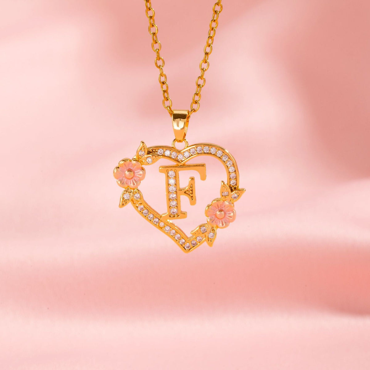 Collier initiale charme floral en or
