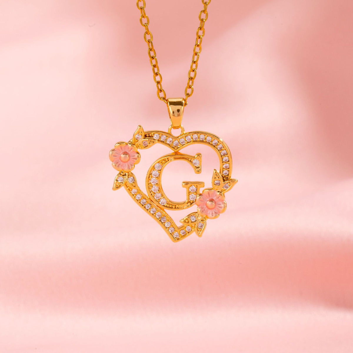 Collier initiale charme floral en or
