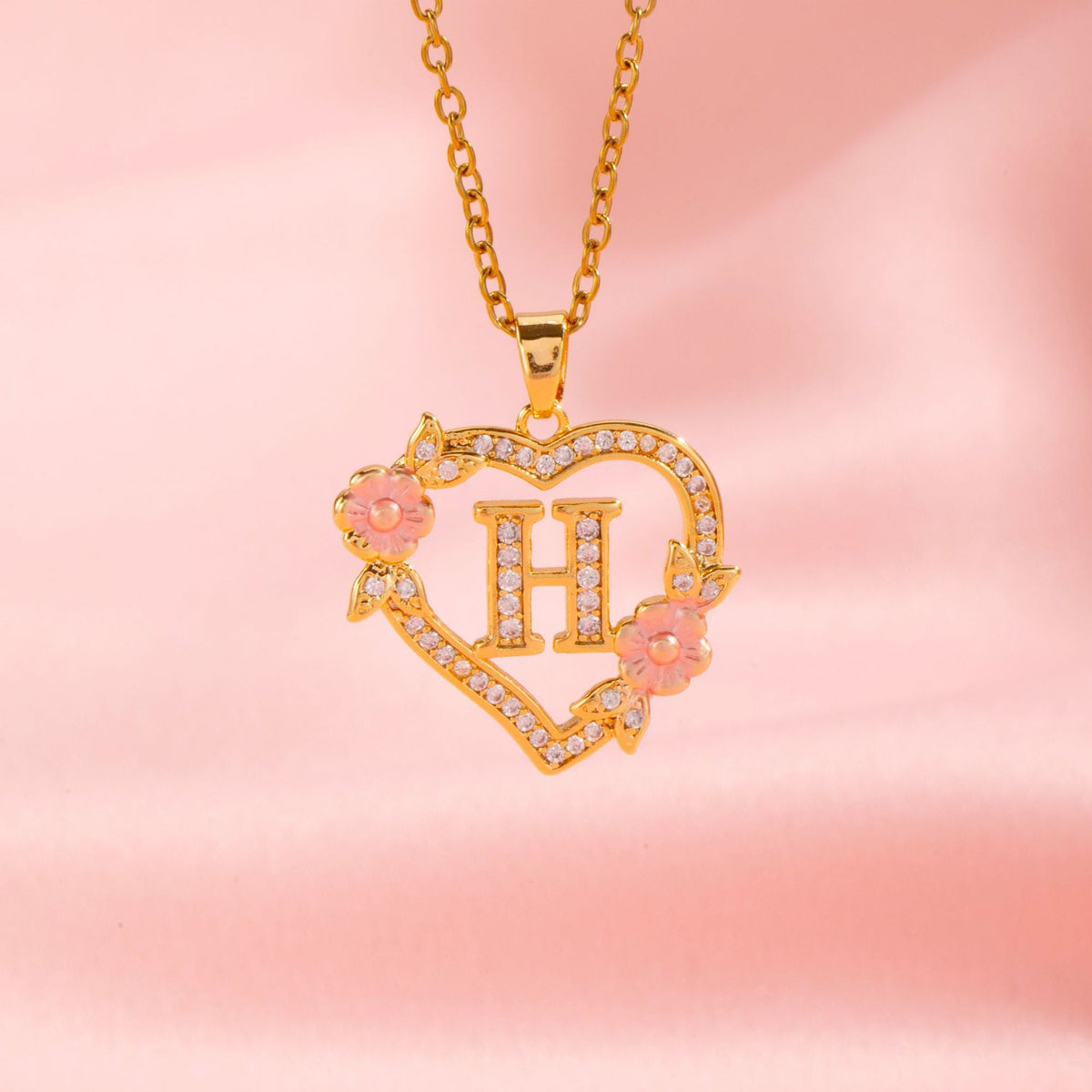 Collier initiale charme floral en or