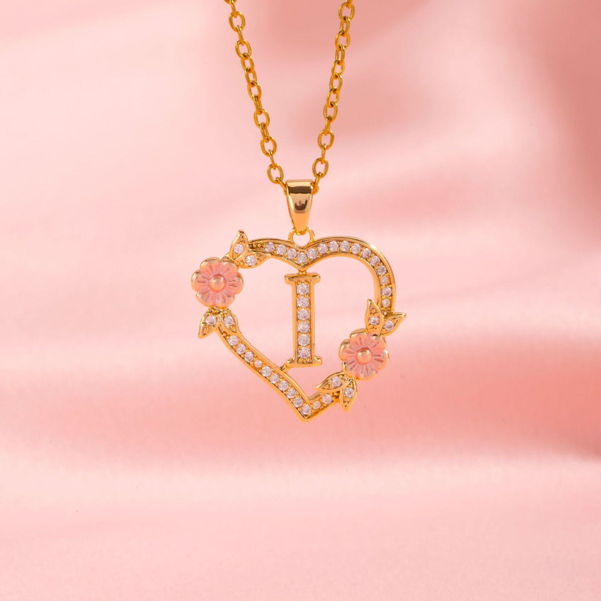 Collier initiale charme floral en or