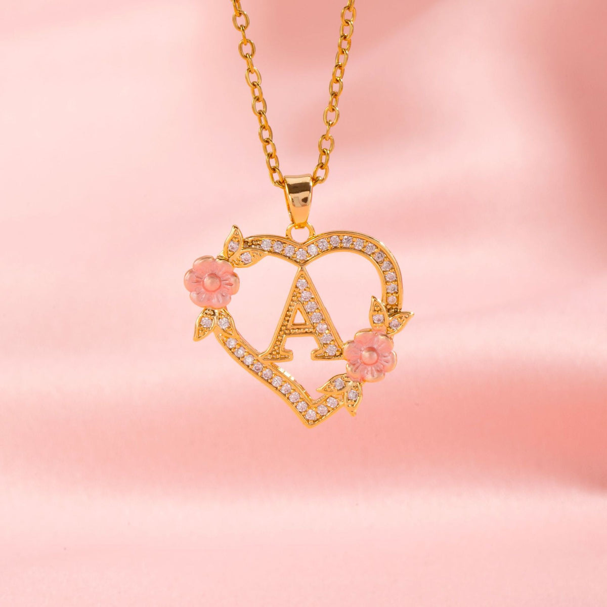 Collier initiale charme floral en or