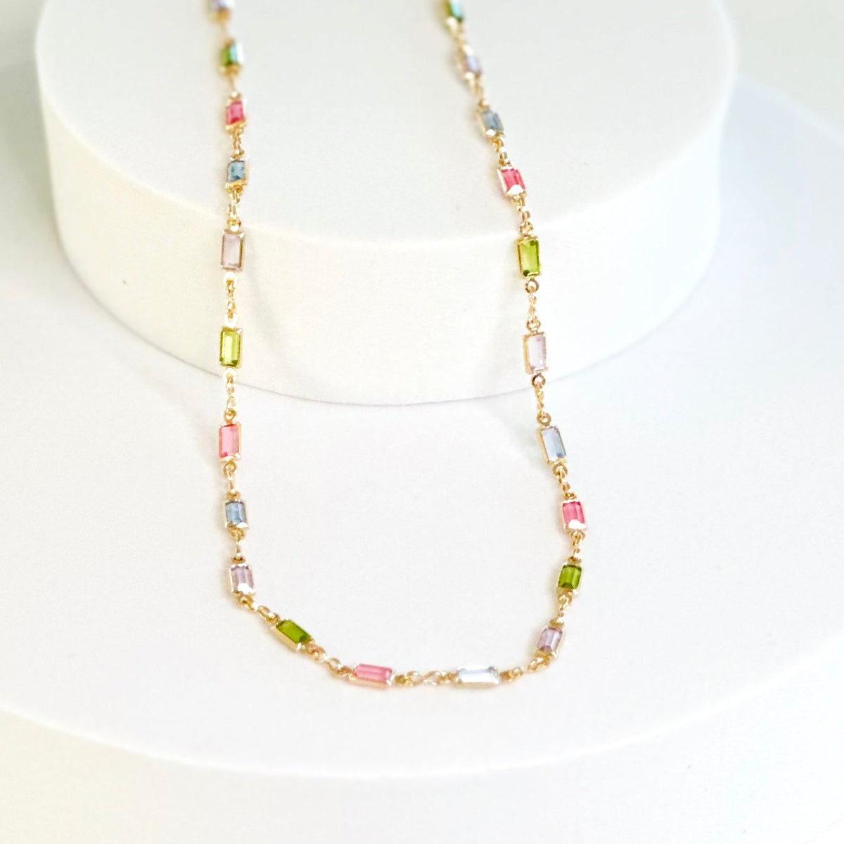 Collier Isabelle avec pierre colorée brillante en or
