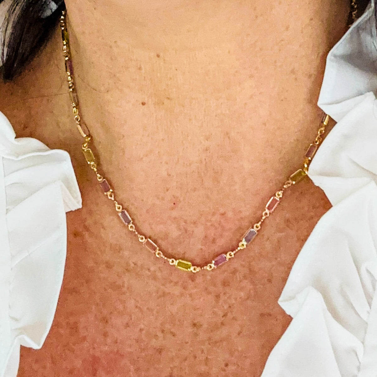 Collier Isabelle avec pierre colorée brillante en or