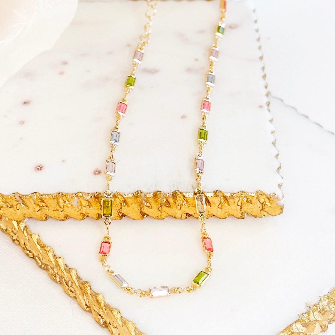 Collier Isabelle avec pierre colorée brillante en or