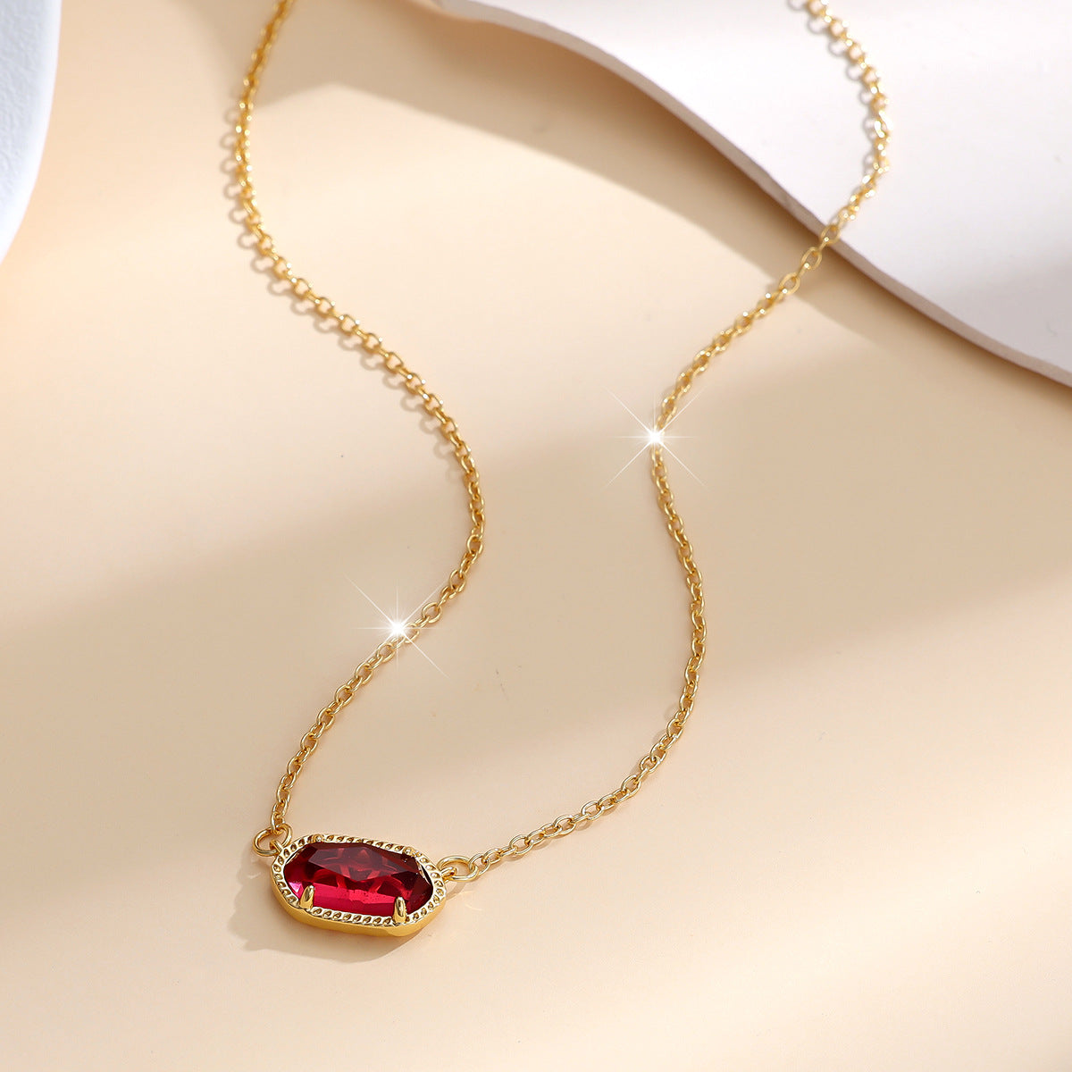 Collier ovale classique en rubis en or