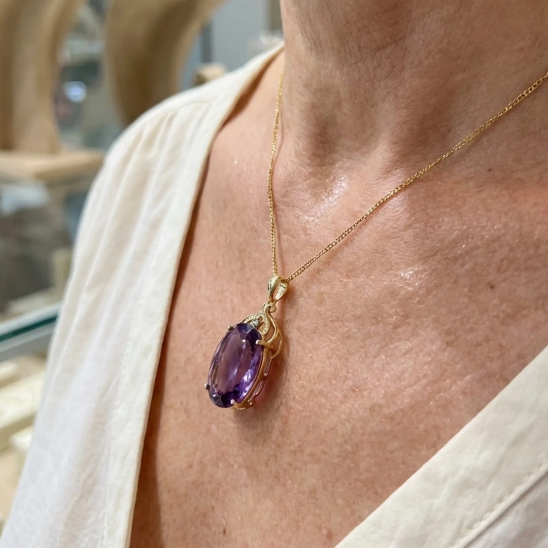 Collier ovale impérial en améthyste en or