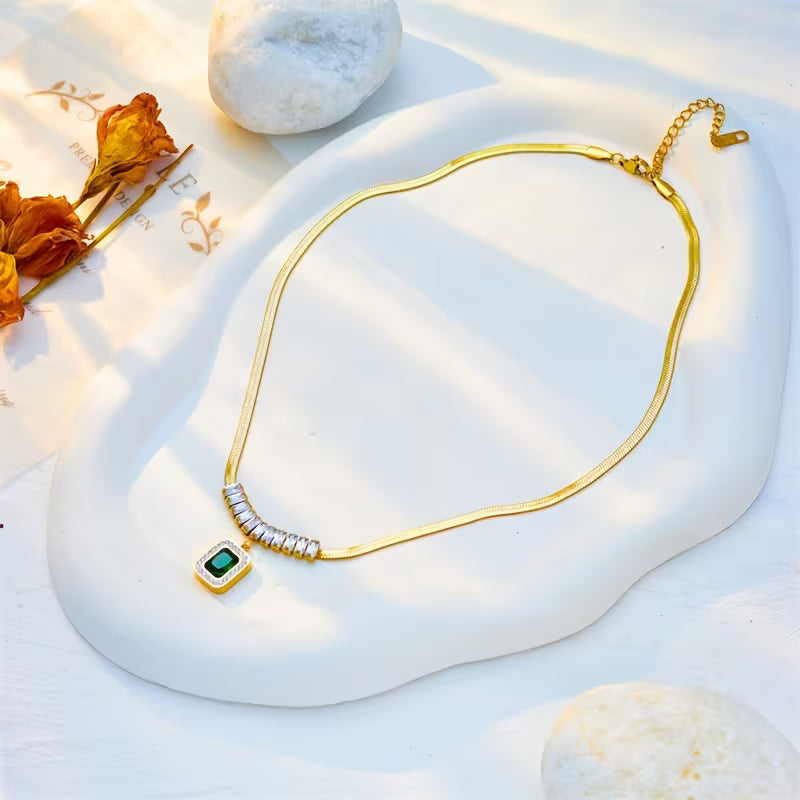 Collier régale prisme émeraude en or