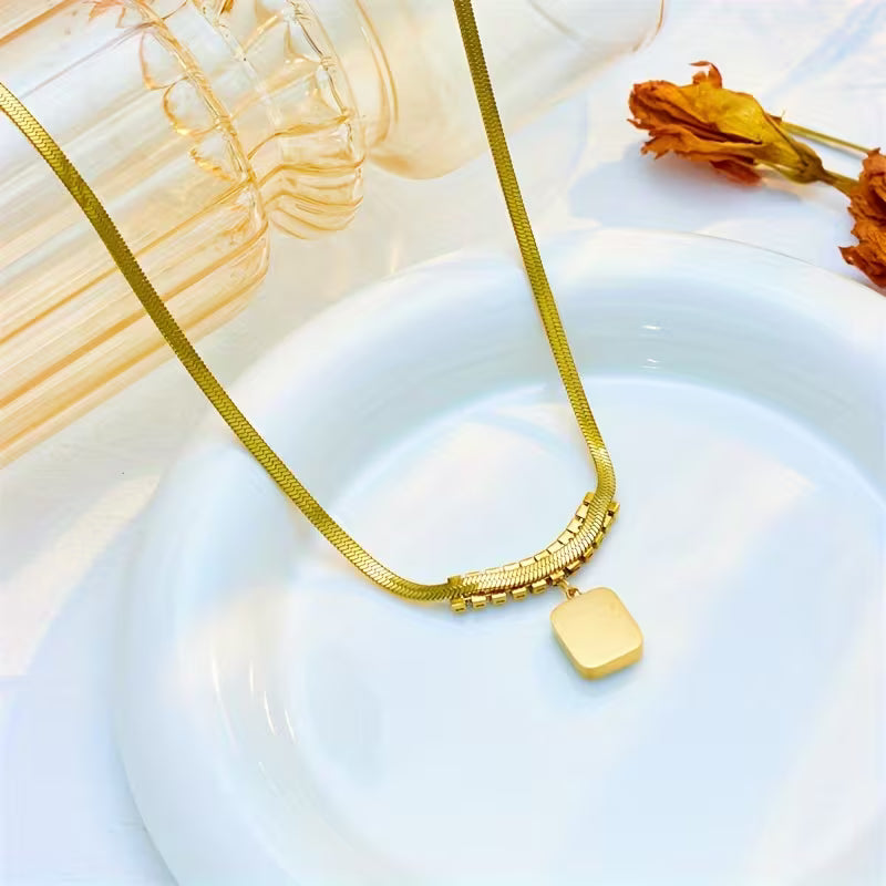 Collier régale prisme émeraude en or