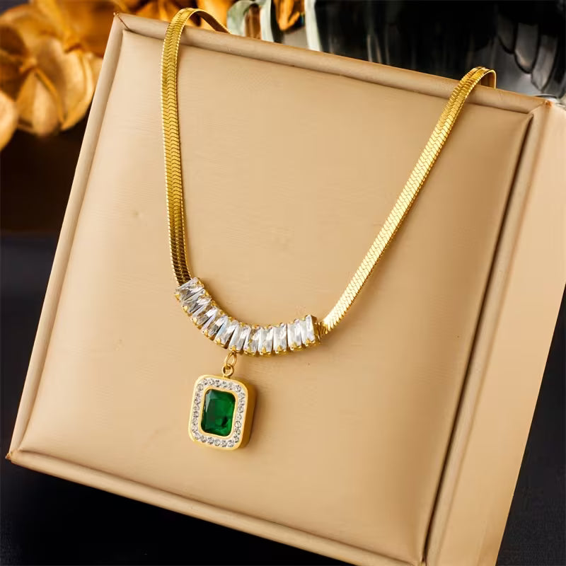 Collier régale prisme émeraude en or