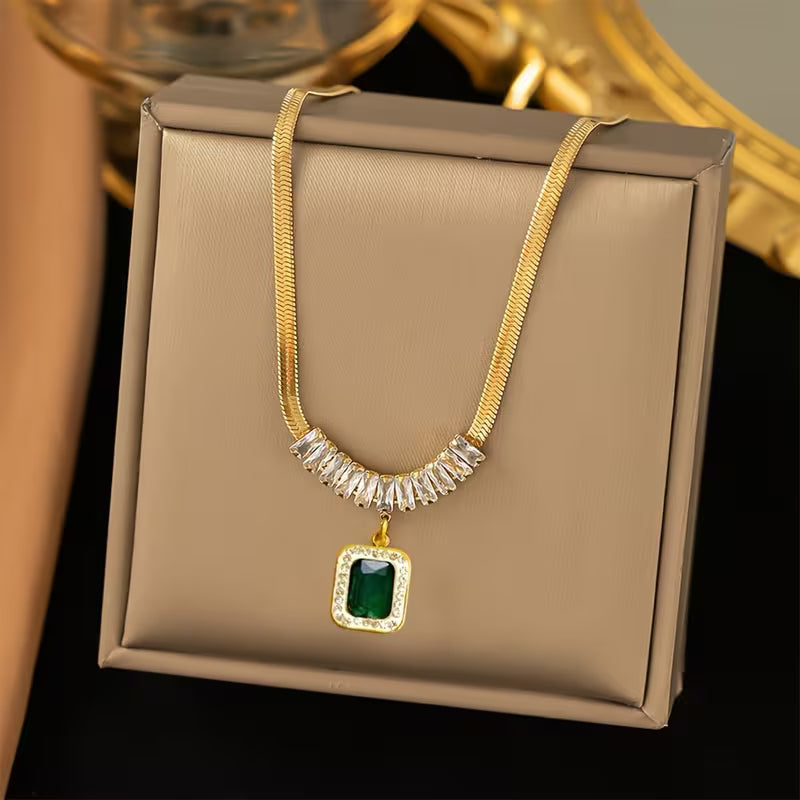 Collier régale prisme émeraude en or