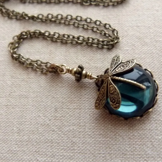 Collier rétro libellule cristal vert en or