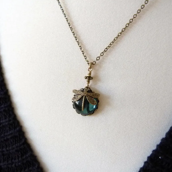 Collier rétro libellule cristal vert en or