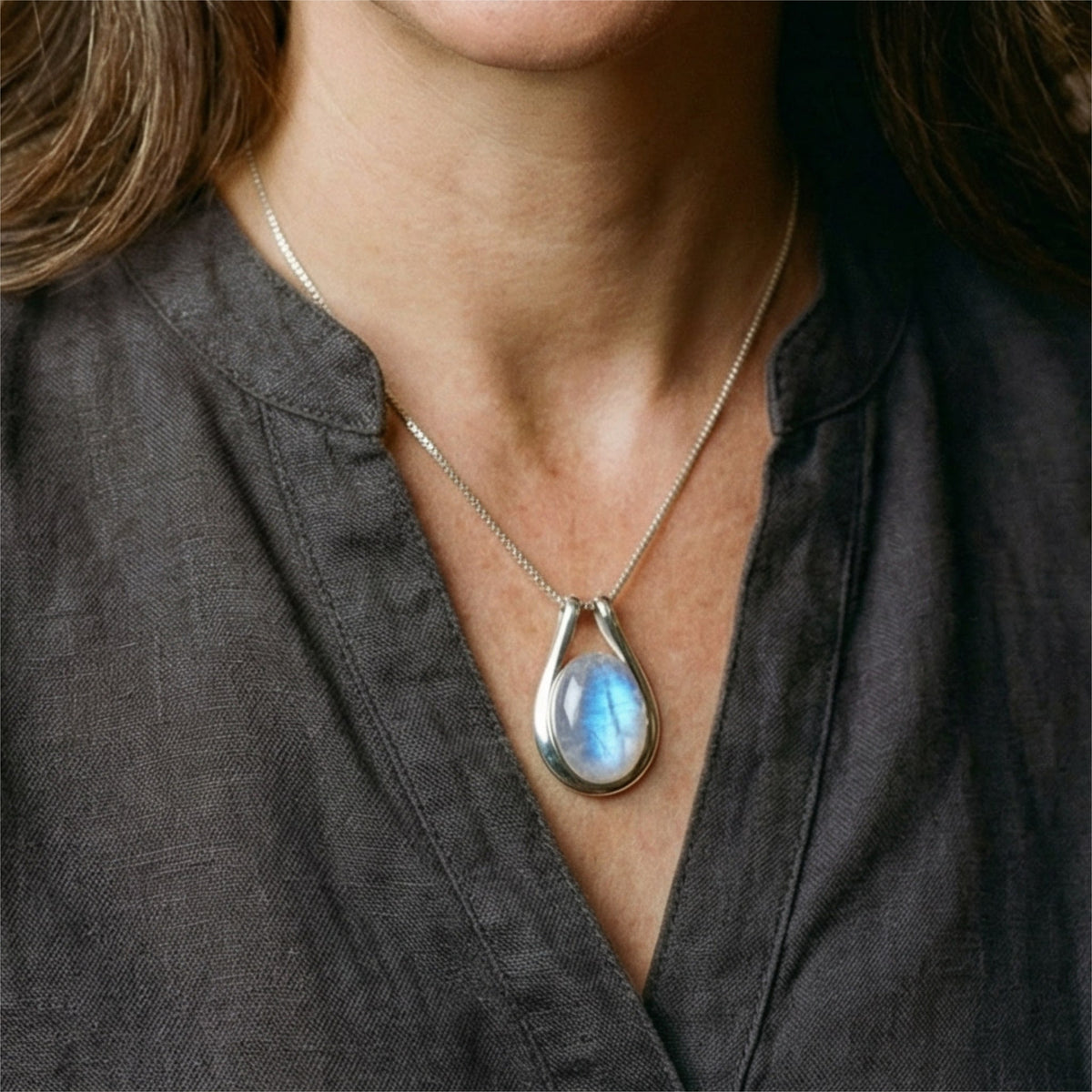Collier vintage en opale blanche en or