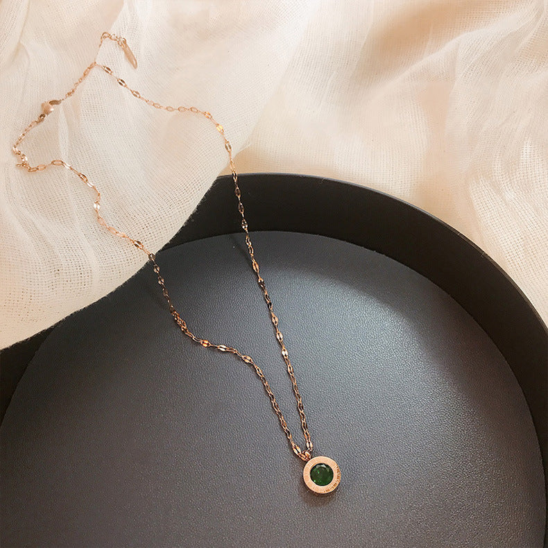 Collier à cadran émeraude en or