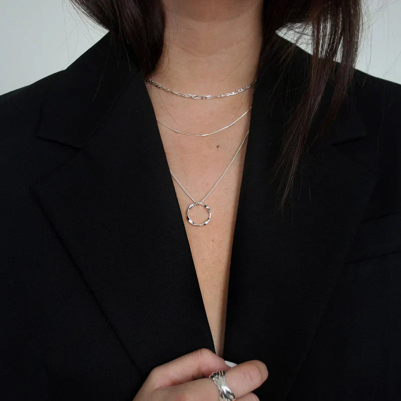 Collier à trois rangées en cercle ouvert en or blanc