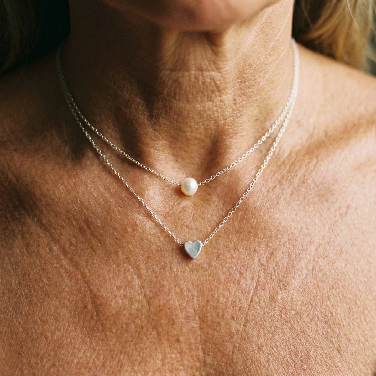 Collier avec cœur et marguerites en or blanc