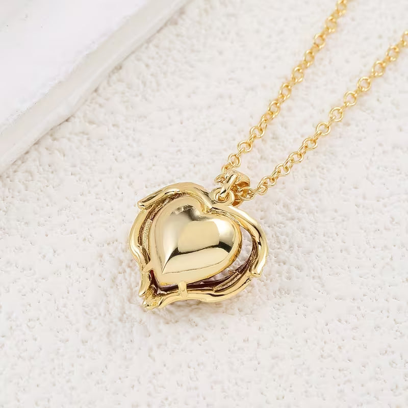 Collier avec cœur en rubis ange en or